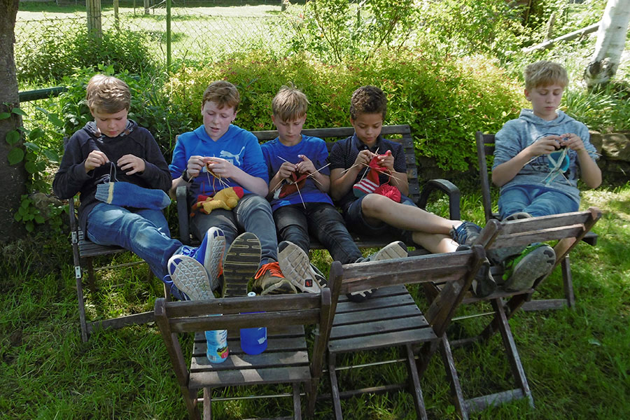 Jungs beim Stricken